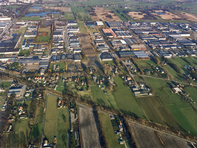 843844 Luchtfoto van de Spoorlaan met de spoorlijn Rhenen-Veenendaal, met daarboven het industrieterrein Nijverkamp en ...